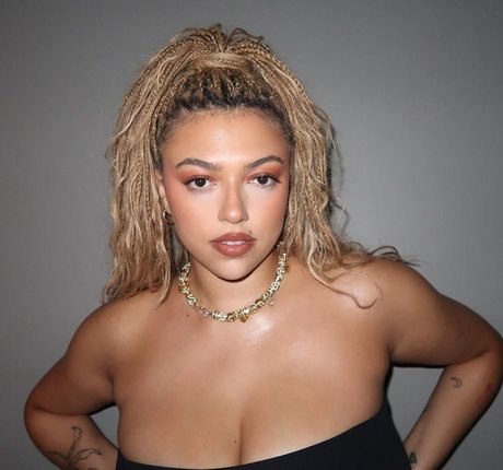 Naakte gelekte OnlyFans-foto van Mahalia
