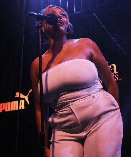 Naakte gelekte OnlyFans-foto van Mahalia