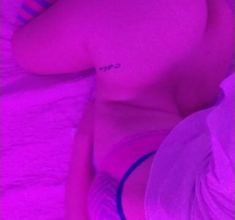 Naakte gelekte OnlyFans-foto van Lady Bel