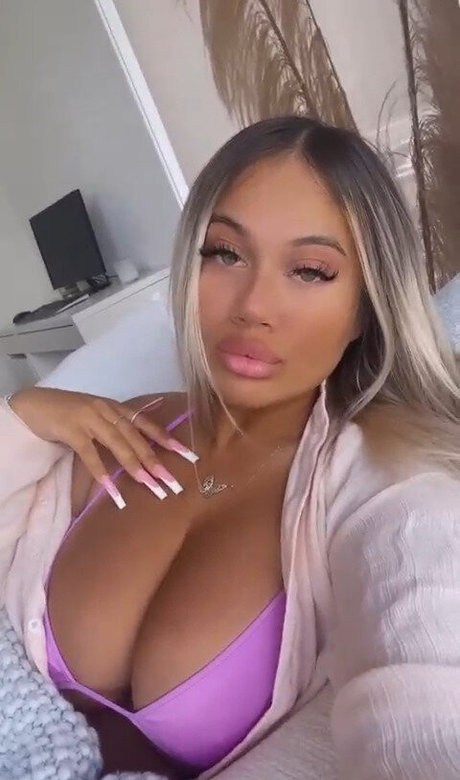 Naakte gelekte OnlyFans-foto van Gianna Malave