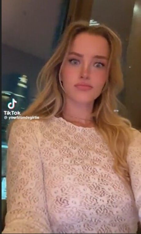 Naakte gelekte OnlyFans-foto van Yourblondegirlie