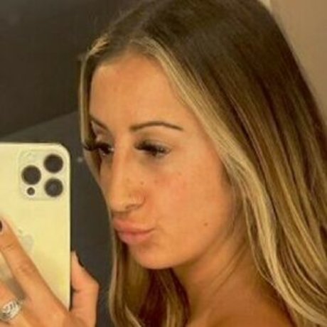 Naakte gelekte OnlyFans-foto van Edmnurse