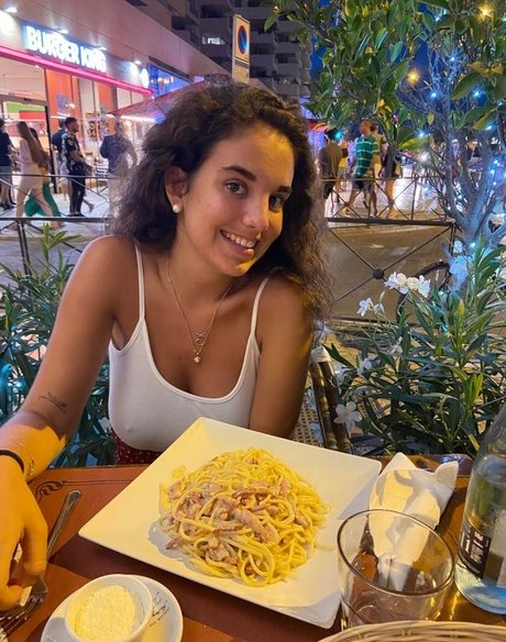 Naakte gelekte OnlyFans-foto van Bustylove