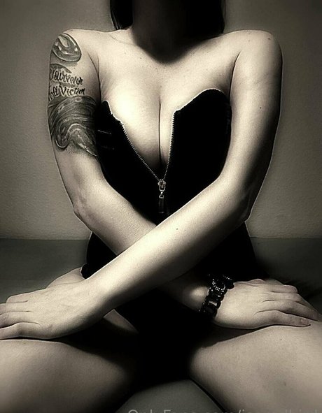 Naakte gelekte OnlyFans-foto van Isaredbird
