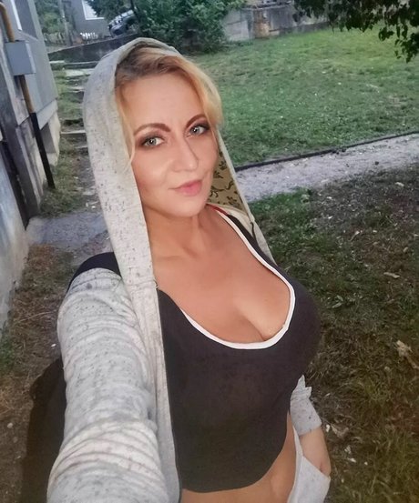 Naakte gelekte OnlyFans-foto van Berina Fati