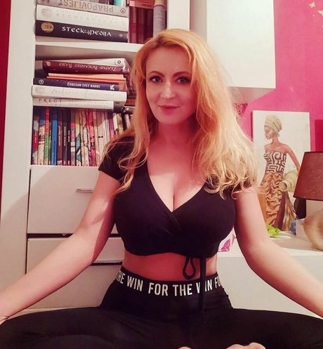 Naakte gelekte OnlyFans-foto van Berina Fati