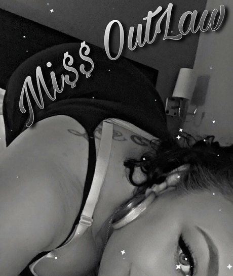 Naakte gelekte OnlyFans-foto van Missoutlawakaladyk