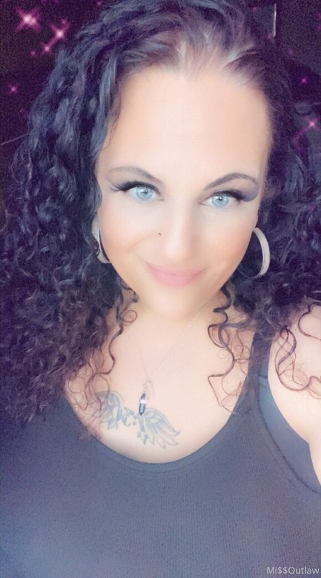 Naakte gelekte OnlyFans-foto van Missoutlawakaladyk