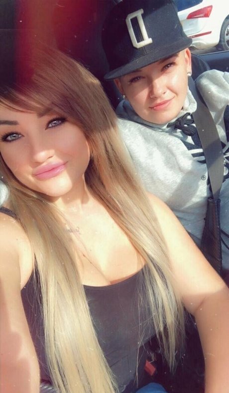 Naakte gelekte OnlyFans-foto van Reallesbiansx
