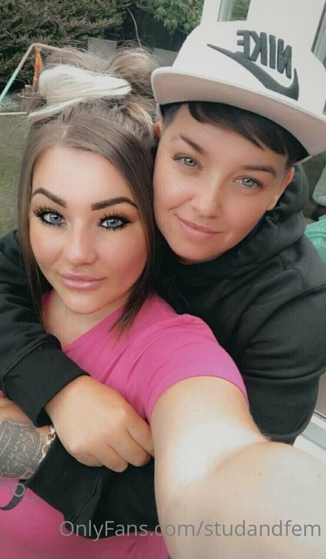 Naakte gelekte OnlyFans-foto van Reallesbiansx