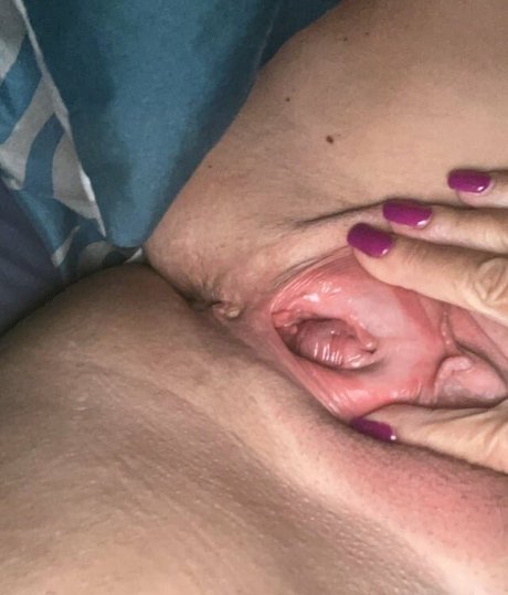 Naakte gelekte OnlyFans-foto van Hotwife Unicorn
