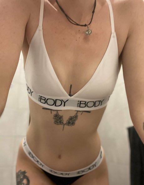 Naakte gelekte OnlyFans-foto van Scarletttjay