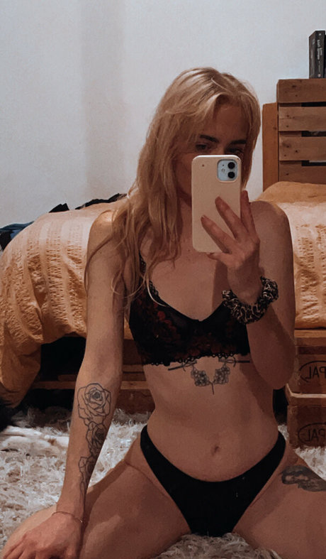 Naakte gelekte OnlyFans-foto van Scarletttjay