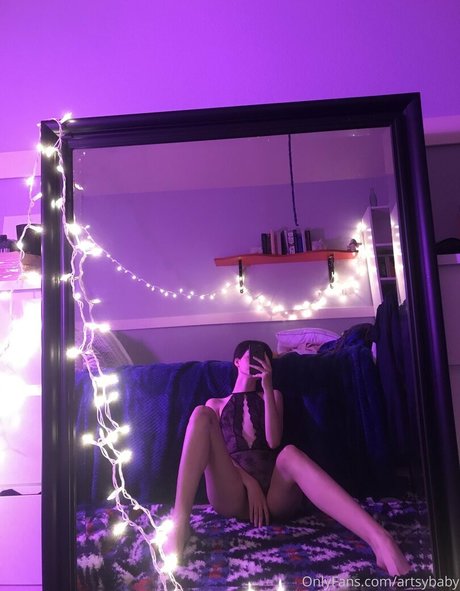 Naakte gelekte OnlyFans-foto van Artsybaby