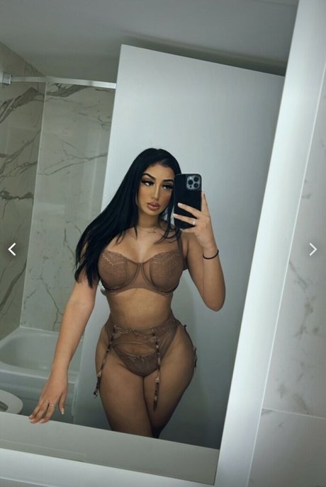 Naakte gelekte OnlyFans-foto van Spicy Mimi