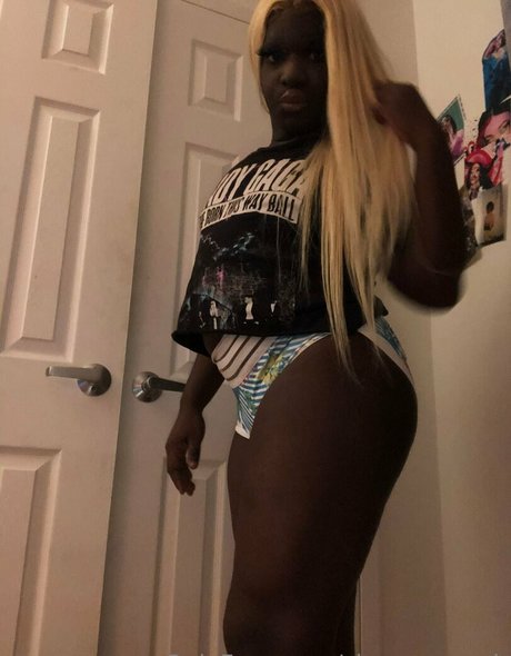 Naakte gelekte OnlyFans-foto van Sissyserayah