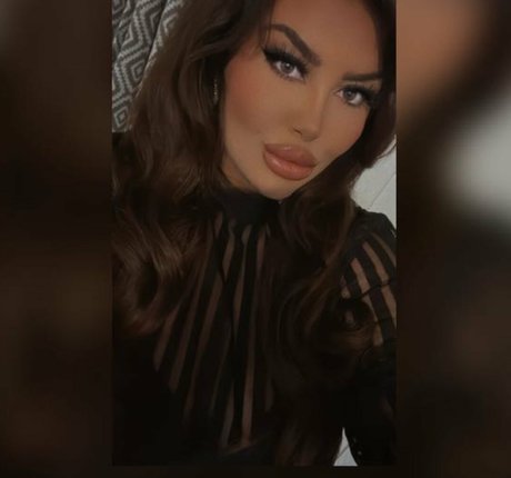 Naakte gelekte OnlyFans-foto van Ellehutchx