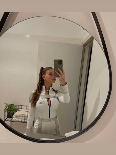 Naakte gelekte OnlyFans-foto van Arbel