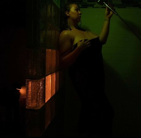 Naakte gelekte OnlyFans-foto van Witchymermaid