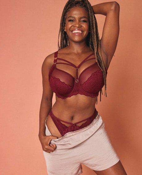 Naakte gelekte OnlyFans-foto van Oti Mabuse