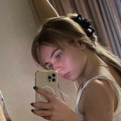 Naakte gelekte OnlyFans-foto van Lola Byrd