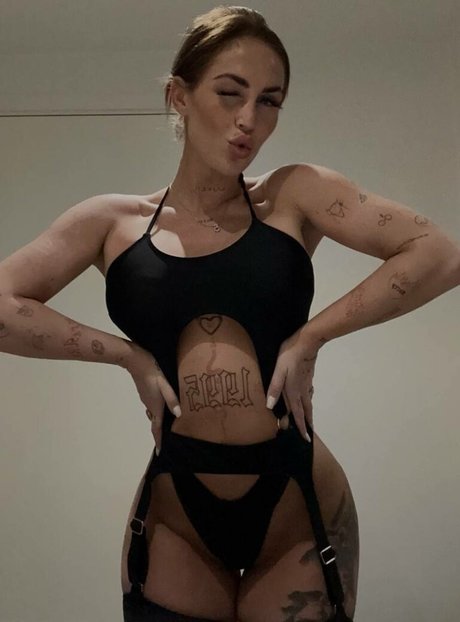 Naakte gelekte OnlyFans-foto van Anna Seneca