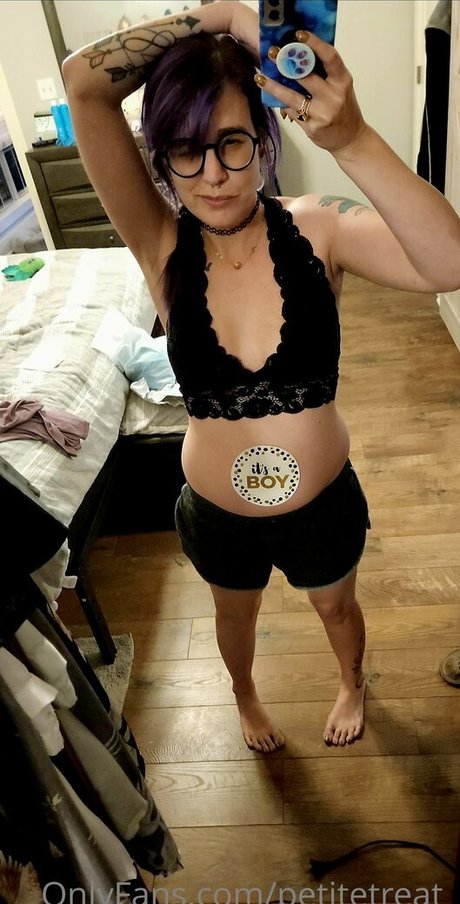 Naakte gelekte OnlyFans-foto van Petitetreat