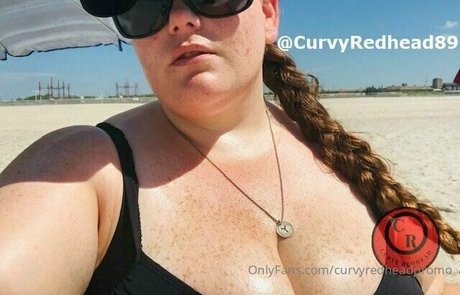 Naakte gelekte OnlyFans-foto van Curvyredheadpromo