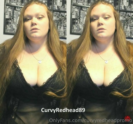 Naakte gelekte OnlyFans-foto van Curvyredheadpromo