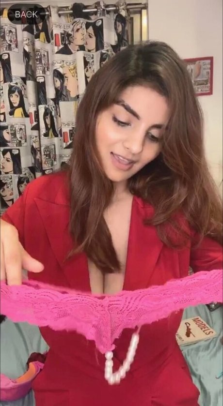 Naakte gelekte OnlyFans-foto van Anveshi Jain
