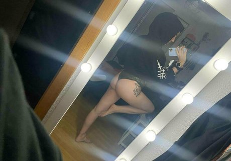 Naakte gelekte OnlyFans-foto van Lexiemoonx