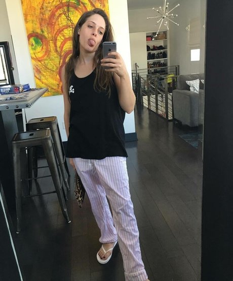 Naakte gelekte OnlyFans-foto van Carly Chaikin