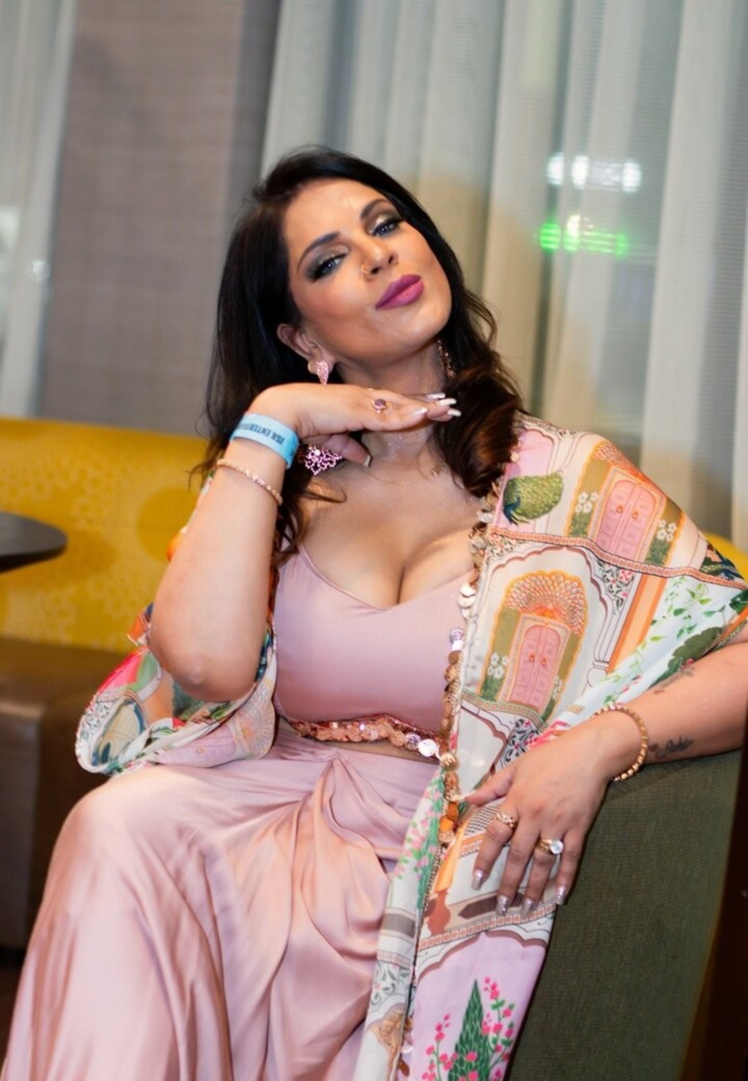 Naakte gelekte OnlyFans-foto van Minakshie Sethii #2 Naakte gelekte OnlyFans-foto van Minakshie Sethii #2