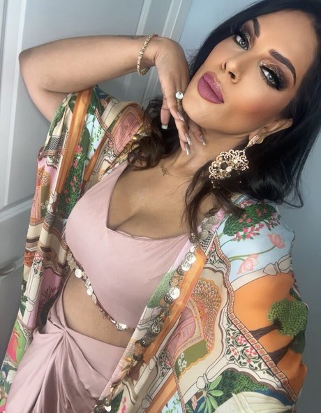 Naakte gelekte OnlyFans-foto van Minakshie Sethii