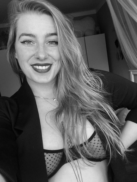 Naakte gelekte OnlyFans-foto van Blondinbelka