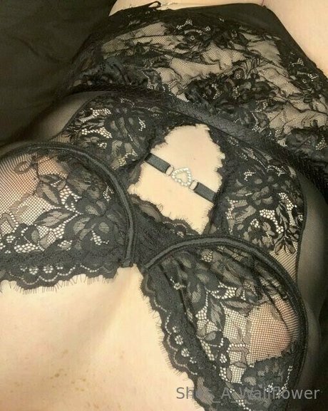 Naakte gelekte OnlyFans-foto van Shesawallflower