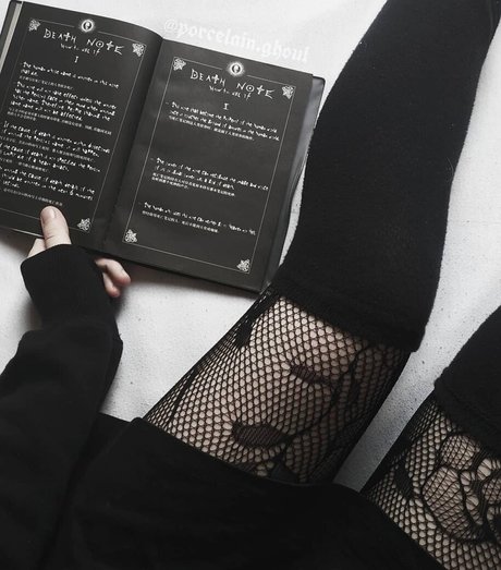 Naakte gelekte OnlyFans-foto van Porcelain Ghoul