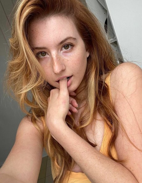 Naakte gelekte OnlyFans-foto van Strawberry Kisses