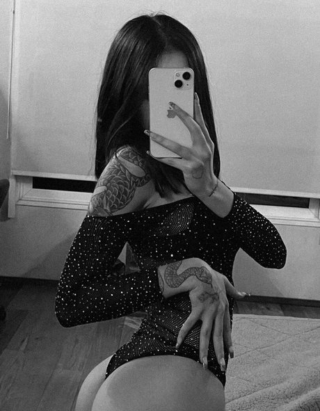 Naakte gelekte OnlyFans-foto van Shuuliax