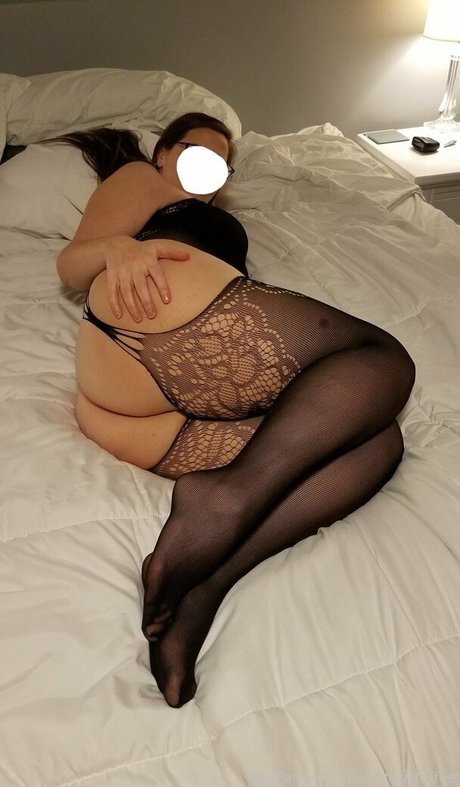 Naakte gelekte OnlyFans-foto van Myprettywifesfeet