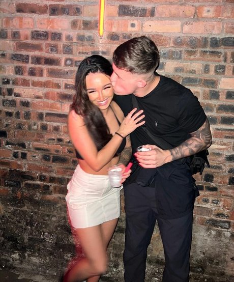 Naakte gelekte OnlyFans-foto van Chloe Panchal