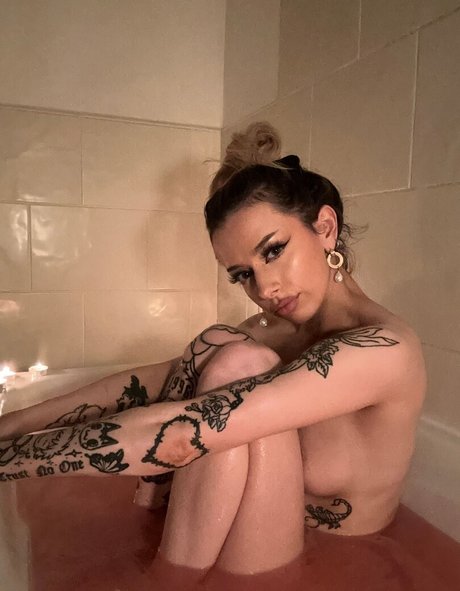 Naakte gelekte OnlyFans-foto van Mistresslilymay