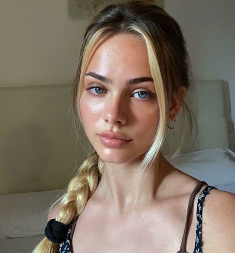 Naakte gelekte OnlyFans-foto van Sara Crumbleleg