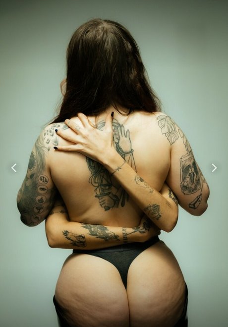Naakte gelekte OnlyFans-foto van Angie Berbuer