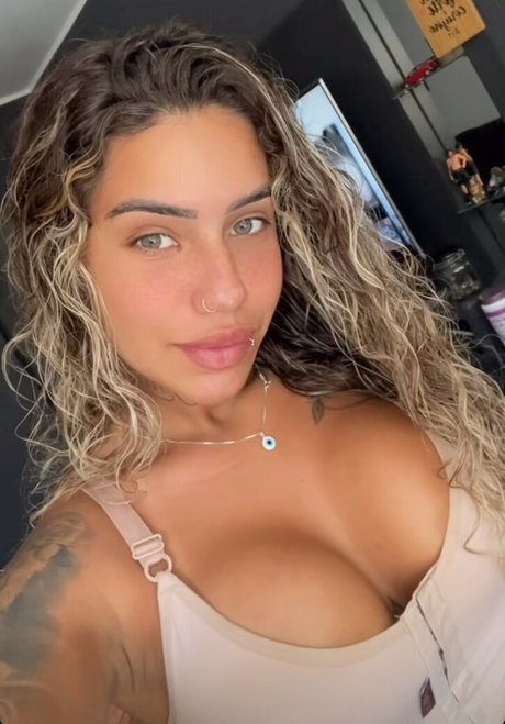 Naakte gelekte OnlyFans-foto van Carol Santos