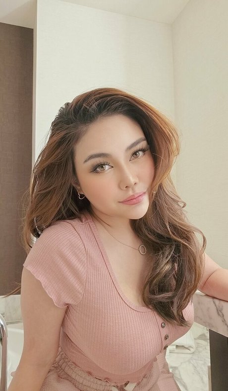 Naakte gelekte OnlyFans-foto van Mizzimie