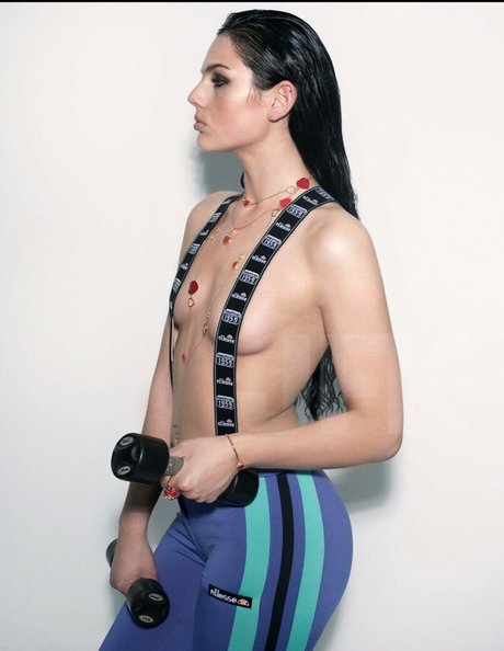 Naakte gelekte OnlyFans-foto van Famke Louise