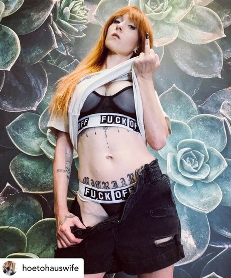 Naakte gelekte OnlyFans-foto van Hoetohauswife