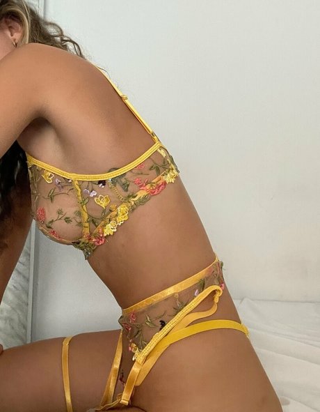 Naakte gelekte OnlyFans-foto van Mialarelle