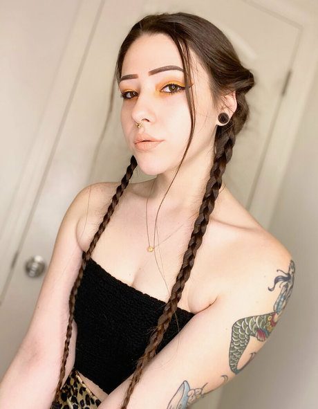 Naakte gelekte OnlyFans-foto van Poppunkinn